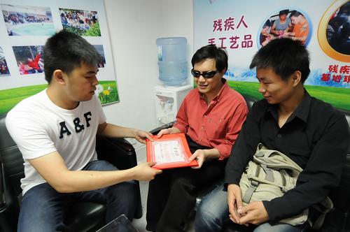 5月2日,福建天新公益園任成杉(左)將榮譽(yù)證書(shū)頒給福州市臺(tái)江區(qū)盲人協(xié)會(huì)林鵬(左二)。新華社記者 林善傳 攝