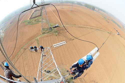 5月3日,國家電網(wǎng)秦皇島電力公司輸電工區(qū)員工在清掃電網(wǎng)設(shè)備。新華社發(fā)(楊建校 攝)