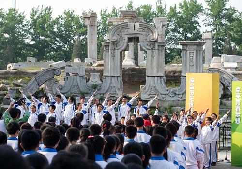 5月3日,新團(tuán)員在圓明園遺址公園的大水法朗誦詩歌《青春之魂》。當(dāng)日,400名北京中學(xué)生在圓明園遺址公園的大水法舉行入團(tuán)儀式,這也是北京海淀區(qū)教育系統(tǒng)“我的中國夢(mèng)”主題團(tuán)日活動(dòng)。圓明園遺址公園是民政部第一批確定的全國愛國主義教育基地,10多年來,圓明園采取各種形式,不斷拓展教育內(nèi)容,對(duì)廣大中小學(xué)生、人民群眾進(jìn)行愛國主義教育。新華社記者 羅曉光 攝