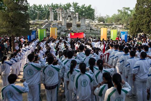 5月3日,新團(tuán)員在圓明園遺址公園的大水法進(jìn)行入團(tuán)宣誓。新華社記者 羅曉光 攝