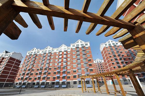 在寧夏銀川在建的一處保障性住房小區(qū)內(nèi),所有住房外墻上都安裝了太陽(yáng)能設(shè)備。新華社記者 彭昭之 攝