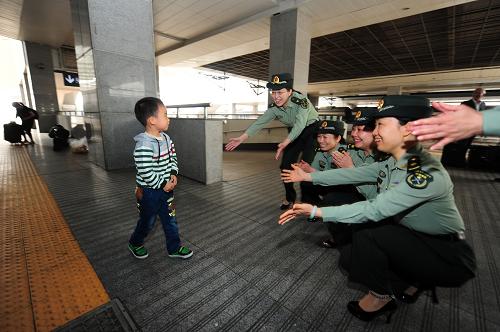 5月10日,“兵媽媽”們伸開雙手迎接5年未見的小弘揚(yáng)。新華社記者 沈鵬 攝