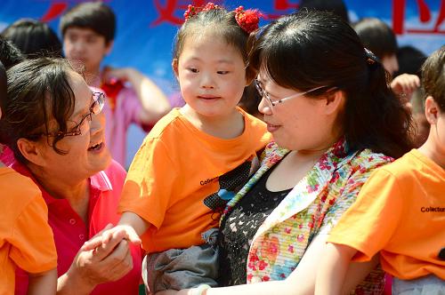 5月15日,參與共建幫扶濟(jì)南市啟明星康復(fù)幼兒園的愛心人士和殘疾兒童在一起。 在第23個(gè)“全國(guó)助殘日”即將來臨之際,山東濟(jì)南市4家知名幼兒園與濟(jì)南市啟明星康復(fù)幼兒園結(jié)對(duì)愛心共建,開展以融合體驗(yàn)、專業(yè)技術(shù)支持等內(nèi)容為主的融合教育,為殘疾兒童提供更好的康復(fù)教育服務(wù)。 新華社記者郭緒雷攝