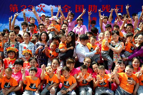 5月15日,參與共建幫扶濟(jì)南市啟明星康復(fù)幼兒園的愛心人士和殘疾兒童合影。新華社記者郭緒雷攝