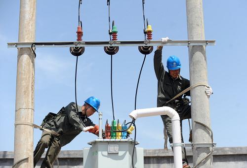 5月14日,工作人員在河北深州市大堤鎮(zhèn)大邢村檢查維護(hù)農(nóng)網(wǎng)改造升級配電變壓器。為適應(yīng)不斷增長的農(nóng)村電網(wǎng)負(fù)荷需求,河北深州供電公司投資3150萬元的2012年農(nóng)網(wǎng)改造升級工程近日全面竣工。據(jù)統(tǒng)計(jì),該公司嚴(yán)格執(zhí)行相關(guān)技術(shù)標(biāo)準(zhǔn),2012年農(nóng)網(wǎng)改造升級工程共新增配變859臺,新建10KV線路192.02公里。新華社發(fā)(趙青 攝)