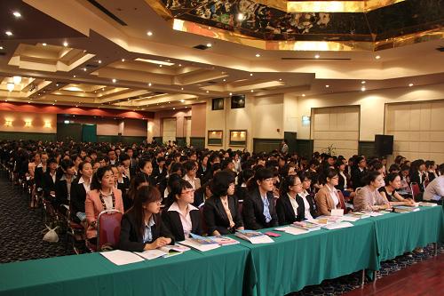 5月15日,在泰國曼谷,赴泰任教的漢語教師志愿者參加歡迎會。當日,中國國家漢辦駐泰代表處與泰國教育部基礎(chǔ)教育委員會在曼谷舉辦歡迎大會,共同迎接國家漢辦今年選派的500多名漢語教師志愿者到泰國基教委學校任教。這是中泰雙方本月聯(lián)合舉辦的第二場歡迎會。除泰國基教委以外,今年還有大批漢語教師志愿者進入泰國民校教育委員會、高等教育委員會、職業(yè)技術(shù)教育委員會、成人教育委員會以及孔子學院任教,共計1676人,創(chuàng)下歷史新高。 新華社記者黎藜攝