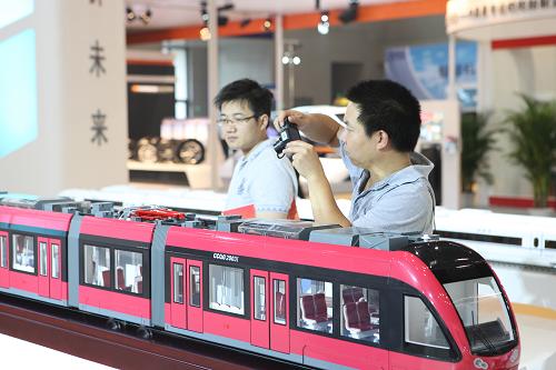 5月16日,一名參觀者在拍攝北車集團(tuán)研制的長春輕軌道交通車輛模型。新華社發(fā)(劉長龍 攝)