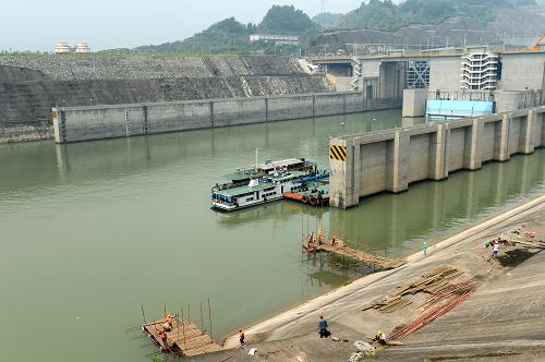 5月16日,工人在三峽五級船閘北線船閘下游口門水域新建靠船墩工地施工。新華社發(fā)(鄭家裕 攝)