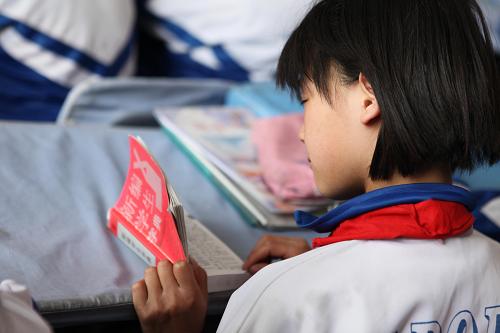 5月17日,河北省平泉縣城東小學(xué)四年級(jí)二班學(xué)生在翻閱剛領(lǐng)到的《新編學(xué)生字典》。新華社發(fā)(李海艷 攝)