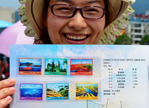5月19日,福建省霞浦縣集郵愛好者在展示剛購買的《美麗中國》一套6枚普通郵票。當日,《美麗中國》一套6枚普通郵票在全國郵局正式發(fā)行。這組以中國美麗風光為主題的普通郵票圖序包括霞浦灘涂、張家界天子山、三沙七連嶼、盤錦紅海灘、龍勝梯田和興化垛田。新華社記者 張國俊 攝