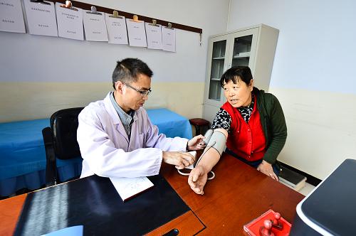 5月17日,青海省樂都縣村民李玉英在衛(wèi)生室測量血壓。新華社發(fā)(吳剛 攝)