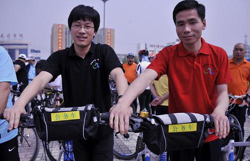 北京延慶縣的兩位公務(wù)員騎乘公務(wù)自行車參加“倡導(dǎo)綠色出行”的騎行大會(5月19日攝)。5月19日,用于延慶縣縣委和政府工作人員出行辦公的公務(wù)自行車在北京延慶縣舉辦的“倡導(dǎo)綠色出行”自行車騎游大會上亮相。此次推出的30多輛公務(wù)自行車由延慶縣委和政府集中采購,供工作人員出行時刷卡借用。近年來,北京市延慶縣大力倡導(dǎo)居民采取騎自行車出行的綠色低碳出行方式,公務(wù)自行車的推出不僅降低了公務(wù)出行開支,也起到了良好的示范作用。新華社記者 李欣 攝