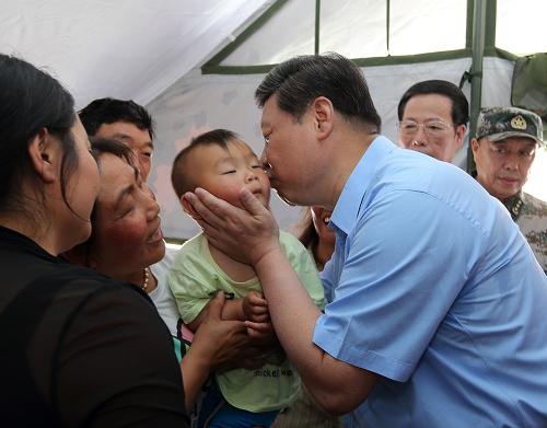 這是5月21日,習(xí)近平在蘆山縣體育館安置點(diǎn)一帳篷內(nèi)親撫一小孩。新華社記者 蘭紅光 攝