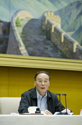 5月27日,中共中央政治局常委、中央紀(jì)委書記王岐山在北京出席全國紀(jì)檢監(jiān)察系統(tǒng)開展會員卡專項清退活動電視電話會議并講話。新華社記者 黃敬文 攝