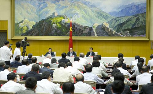5月27日,中共中央政治局常委、中央紀(jì)委書記王岐山在北京出席全國紀(jì)檢監(jiān)察系統(tǒng)開展會員卡專項清退活動電視電話會議并講話。新華社記者 黃敬文 攝