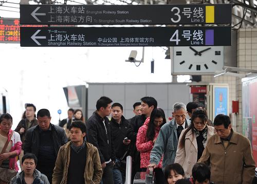 2013年4月24日,乘客走出上海地鐵3號(hào)線與4號(hào)線共線的寶山路站站臺(tái)。由于上海地鐵3、4號(hào)線共線段嚴(yán)重牽制兩線運(yùn)能提升,經(jīng)有關(guān)部門批復(fù),將在寶山路至上?;疖囌緟^(qū)間建設(shè)復(fù)線,從而實(shí)現(xiàn)3、4號(hào)線分離。2013年5月28日,上海地鐵迎來(lái)20歲“生日”。新華社發(fā)