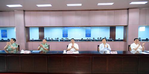 6月11日,中共中央政治局常委、國務(wù)院總理李克強(qiáng),中共中央政治局常委、中央書記處書記劉云山在北京航天飛行控制中心觀看神舟十號飛船發(fā)射實(shí)況。新華社記者 李濤 攝