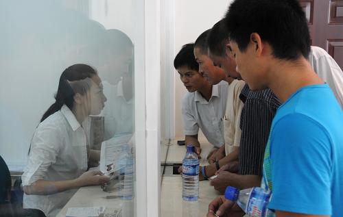 6月11日,在加納首都阿克拉,幾名中國采金工人在中國駐加納大使館領(lǐng)事大廳向工作人員咨詢辦理回國證明事宜。新華社記者 邵海軍 攝