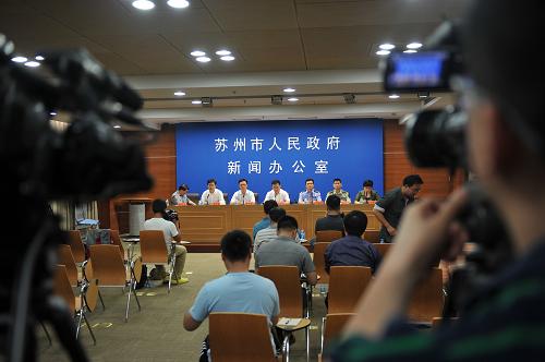 6月11日,蘇州市政府召開新聞發(fā)布會通報爆炸事故相關(guān)情況。記者從當(dāng)日21時15分召開的蘇州市政府新聞發(fā)布會上獲悉,11日上午,位于蘇州市蘇福路的蘇州燃?xì)饧瘓F下屬液化氣經(jīng)銷分公司橫山儲罐場生活區(qū)綜合辦公樓一樓的職工食堂廚房發(fā)生爆炸,導(dǎo)致約400平方米的三層辦公樓坍塌,被埋的20名人員已全部找到,其中11人經(jīng)搶救無效死亡。 經(jīng)有關(guān)部門現(xiàn)場勘察,初步判定事故是由管道燃?xì)庑孤┮l(fā)的爆炸。目前,江蘇省政府已按有關(guān)規(guī)定成立調(diào)查組,具體原因正在進一步調(diào)查中。新華社記者 沈鵬 攝