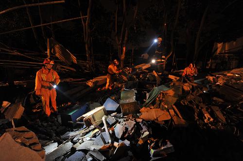 6月11日,消防人員在爆炸事故發(fā)生地進行搜救。新華社記者 沈鵬 攝