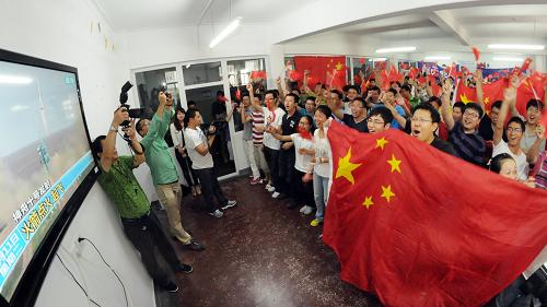 6月11日,哈爾濱工業(yè)大學(xué)的學(xué)生在觀看神舟十號(hào)載人飛船發(fā)射的電視直播。當(dāng)日,神舟十號(hào)飛船在酒泉衛(wèi)星發(fā)射中心發(fā)射成功。新華社發(fā)(劉洋 攝)
