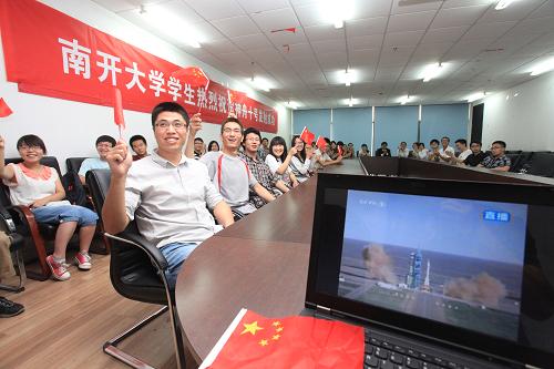 6月11日,天津南開(kāi)大學(xué)師生觀看神舟十號(hào)載人飛船發(fā)射的直播。新華社發(fā)(李想 攝)