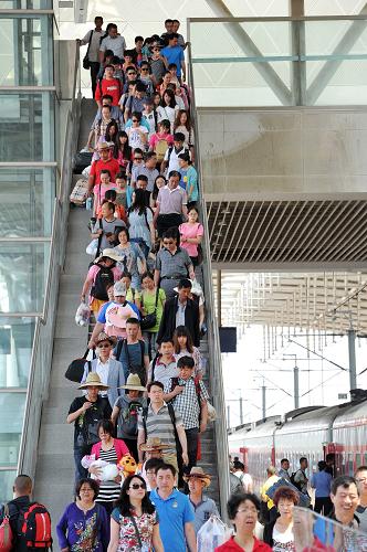 6月12日,旅客在寧夏銀川火車站進站上車。新華社記者 彭昭之 攝
