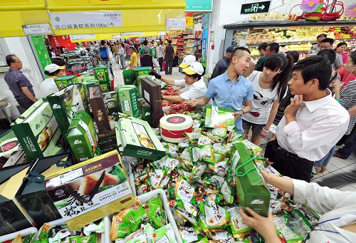 6月12日,市民在寧夏銀川一家大型超市內(nèi)選購(gòu)粽子。當(dāng)日是端午節(jié),清早,寧夏銀川市各大超市就迎來(lái)大批市民選購(gòu)粽子。記者走訪幾家超市發(fā)現(xiàn),今年的端午節(jié)粽子市場(chǎng)普遍刮起“節(jié)儉”風(fēng),少見(jiàn)豪華粽子禮盒,普通粽子禮盒價(jià)格普遍不超過(guò)300元,受大部分消費(fèi)者青睞的普通散裝粽子價(jià)格在4到7元每100克,銷(xiāo)售量也最大。新華社記者 彭昭之 攝