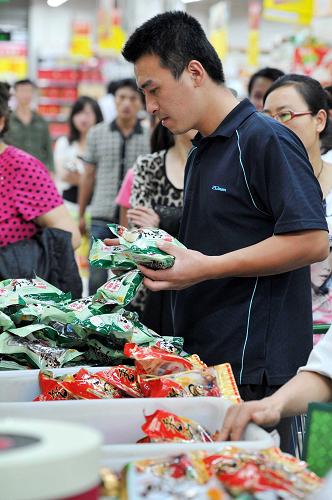 6月12日,在寧夏銀川一家大型超市內(nèi),市民選購(gòu)本地出產(chǎn)的散裝粽子。新華社記者 彭昭之 攝