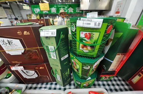 6月12日,在寧夏銀川一家大型超市內(nèi),一些粽子禮盒擺放在貨架上銷(xiāo)售,價(jià)格普遍在100到200元左右。新華社記者 彭昭之 攝