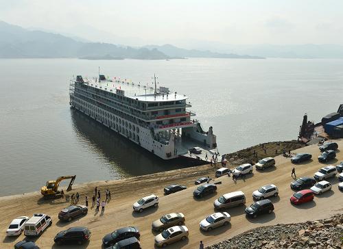 6月11日,在三峽大壩上游湖北省秭歸縣銀杏沱客運(yùn)滾裝碼頭,車輛有序登上“中堡島”號(hào)旅游滾裝客輪。經(jīng)過(guò)兩個(gè)多月的試運(yùn)行,三峽庫(kù)區(qū)首艘滾裝旅游客輪“中堡島號(hào)”11日正式投入營(yíng)運(yùn)。該滾裝旅游客輪目前開通湖北宜昌至重慶奉節(jié)之間往返航班,途經(jīng)巴東、巫山等地,航程約160公里,比從宜昌直接駕車到奉節(jié)縮短140多公里。游客可借此先乘船飽覽三峽美景,再自駕游覽岸上景點(diǎn)。 據(jù)介紹,“中堡島”號(hào)旅游滾裝客輪以四星級(jí)標(biāo)準(zhǔn)打造,設(shè)有111個(gè)車位、636個(gè)客位。該旅游滾裝客輪的開通,實(shí)現(xiàn)了水上游與陸上自駕游的“無(wú)縫對(duì)接”。新華社發(fā)(鄭家裕 攝)