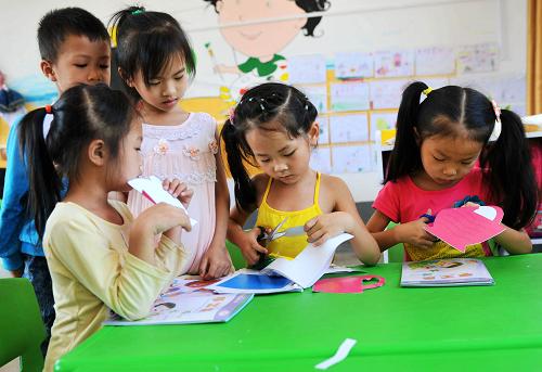 6月13日,大化瑤族自治縣六也鄉(xiāng)中心幼兒園的小朋友在練習(xí)剪紙。為了更好地發(fā)展山區(qū)教育事業(yè),2013年廣西大化瑤族自治縣投入1099萬(wàn)元改建、重建45所生態(tài)鄉(xiāng)村幼兒園,解決瑤鄉(xiāng)3000多名幼兒入園接受教育的難題。 新華社記者張愛(ài)林?jǐn)z
