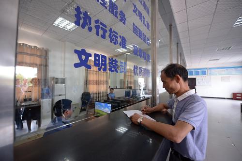 6月13日,在江西高安市八景鎮(zhèn)貨運(yùn)站,貨主正在填寫登記單據(jù)。新華社記者周密攝