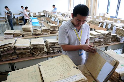 6月13日,在西北師范大學評卷點,試卷保管員對已經(jīng)掃描的試卷進行分類登記。新華社記者 范培珅 攝