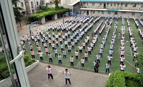 上海市澄衷初級中學(xué)學(xué)生在學(xué)校操場上做健美操(6月6日攝)。新華社記者 張明 攝
