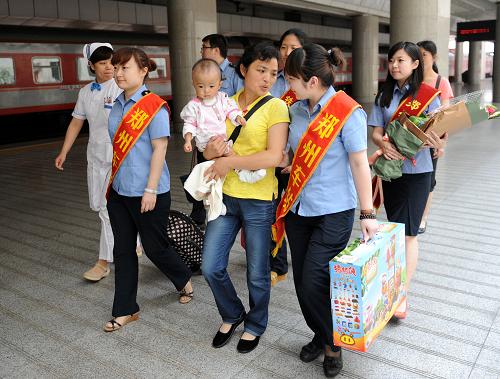 6月14日,鄭州火車站的工作人員幫助張思睿和家人進站上車。當日,來自四川雅安市蘆山縣地震災區(qū)的先天性心臟病患兒張思睿在河南省胸科醫(yī)院完成先心病手術治療后,與家人踏上返鄉(xiāng)之路。據(jù)了解,1歲的張思睿今年4月被查出患有先心病,四川雅安蘆山地震發(fā)生后,來自洛陽醫(yī)療救援隊的志愿者幫助張思睿聯(lián)系醫(yī)院,5月20日,家人帶著張思睿來到河南省胸科醫(yī)院,并于6月3日實施了手術。據(jù)為張思睿主刀的王平凡副院長介紹,小思睿手術很成功,康復后將會像正常的孩子一樣健康快樂地成長。新華社記者 李博攝