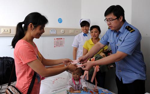 6月14日,鄭州市火車站的工作人員為張思睿的家人送來車票。新華社記者 李博攝