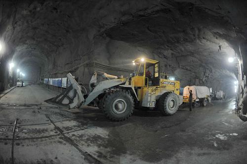 6月14日,施工人員在建設(shè)地下尾水隧洞。 目前,工程人員正在緊張修建位于廣西壯族自治區(qū)大化縣境內(nèi)的巖灘水電站引水發(fā)電系統(tǒng)工程。巖灘水電站是紅水河梯級(jí)開發(fā)方案的第五級(jí)水電站,其二期工程于2010年10月正式開工,增建兩臺(tái)300兆瓦混流式水輪發(fā)電機(jī)組。按原定計(jì)劃2014年6月工程竣工后,巖灘水電站裝機(jī)總?cè)萘繉⒃鲋?810兆瓦。新華社記者張愛林?jǐn)z