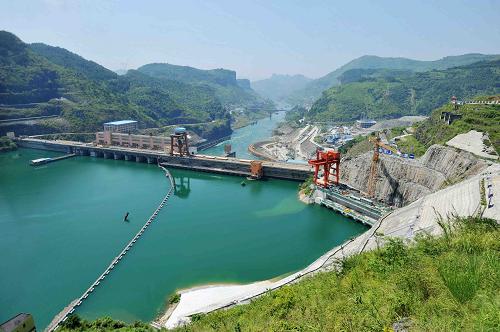 這是正在加建二期工程的巖灘水電站,右岸是建設(shè)中的二期工程入水口(6月14日攝)。 新華社記者張愛林?jǐn)z