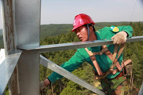 6月14日,施工人員在緊固御道口500千伏輸電線路御道口至承德西I號(hào)標(biāo)段80號(hào)鐵塔螺栓。近年來,隨著河北省圍場縣多家風(fēng)力發(fā)電企業(yè)落戶。截至2012年底,圍場縣風(fēng)電裝機(jī)總?cè)萘窟_(dá)100萬千瓦,年發(fā)電量達(dá)20億千瓦時(shí),而風(fēng)力發(fā)電外送能力成為制約風(fēng)電發(fā)展的瓶頸。 2012年8月,國家電網(wǎng)冀北承德供電公司御道口500千伏變電站開工建設(shè),該工程計(jì)劃于2014年4月竣工投產(chǎn)。該站建成后,初期將匯集風(fēng)電裝機(jī)總?cè)萘考s100萬千瓦以上,有效提高圍場壩上地區(qū)風(fēng)電送出能力,為服務(wù)地方經(jīng)濟(jì)發(fā)展創(chuàng)造有利條件。 新華社發(fā)(潘長義 攝)