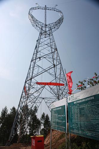 正在進(jìn)行安裝施工的御道口500千伏輸電線路御道口至承德西I號(hào)標(biāo)段80號(hào)鐵塔(6月14日攝)。新華社發(fā)(潘長義 攝)