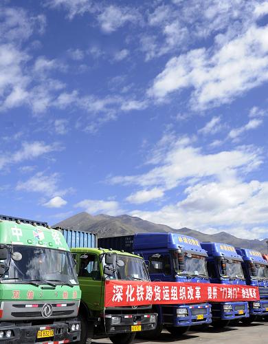 這是拉薩火車西站的運(yùn)輸車輛(6月15日攝)。新華社記者 覺果 攝