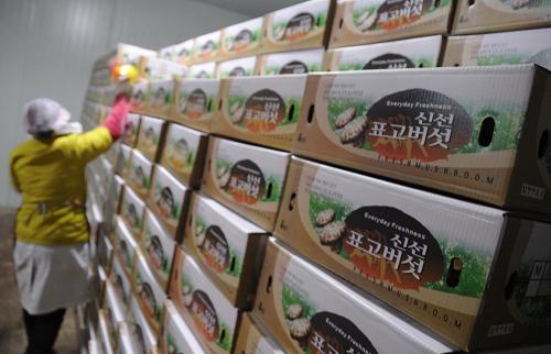 6月15日,在平泉縣一家食用菌生產(chǎn)加工企業(yè),工人在整理出口到韓國的產(chǎn)品。新華社發(fā)(王曉 攝)