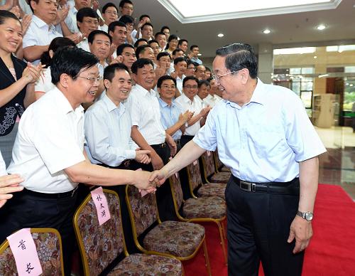 6月14日至16日,中共中央政治局常委、全國政協(xié)主席俞正聲在福建調(diào)研。這是6月14日,俞正聲在福建省政協(xié)機關看望干部職工。新華社記者 李濤 攝