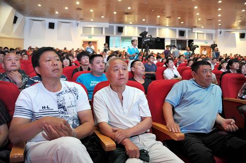 6月18日,參加搖號的家庭代表在現(xiàn)場見證搖號過程。新華社記者 徐速繪 攝