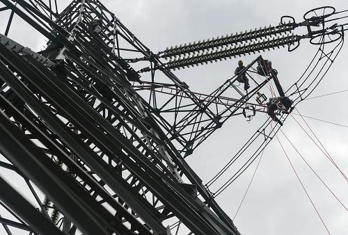 6月18日,電力員工身穿屏蔽服帶電作業(yè),更換500千伏線路跳線串絕緣子。當(dāng)日,浙江紹興市電力局對(duì)上虞市長塘鎮(zhèn)金江峰山上的500千伏輸電線路成功實(shí)施跳線串絕緣子更換工作,以確保這條電力大動(dòng)脈穩(wěn)定運(yùn)行。據(jù)電力部門介紹,帶電更換500千伏輸電線路跳線串絕緣子,在浙江省內(nèi)尚屬首次。當(dāng)前正值迎峰度夏用電緊張時(shí)期,此次帶電作業(yè)減少了40000千瓦時(shí)的停電損失,為企業(yè)和居民用電提供了持續(xù)、可靠的用電保障。新華社記者 韓傳號(hào) 攝