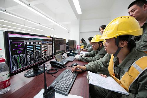 6月18日,國家電網(wǎng)重慶電力公司檢修分公司的技術(shù)人員在中央控制室內(nèi)用計算機對運行中的變電站各種設(shè)備進行遠程智能控制。新華社記者 劉潺 攝