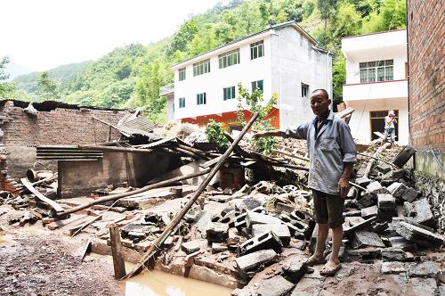 6月22日,巫山縣騾坪鎮(zhèn)和平村一村民的養(yǎng)豬場被沖毀,10余頭豬被洪水卷走。新華社發(fā)(王忠虎 攝)