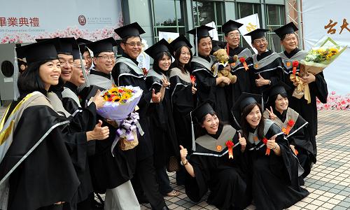 6月23日,畢業(yè)生合影留念。當(dāng)日,臺灣大學(xué)管理學(xué)院與復(fù)旦大學(xué)管理學(xué)院共同開設(shè)的“臺大-復(fù)旦EMBA境外專班”誕生第一屆60名畢業(yè)生。2010年,海峽兩岸高等學(xué)府首度合作開辦的EMBA班——“復(fù)旦-臺大EMBA項(xiàng)目”在上海復(fù)旦大學(xué)開學(xué)。在為期3年的課程中,兩岸學(xué)生通過在上海和臺灣的課程,建立了兩岸高等學(xué)府合作與創(chuàng)造精英交流的平臺,開啟了兩岸企業(yè)家交流合作的新時代。新華社記者 陶明 攝