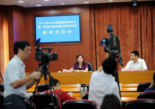 6月24日,江蘇省教育考試院高校招生處負(fù)責(zé)人(臺上左)在介紹相關(guān)情況。該省高考查分網(wǎng)站、聲訊臺將于當(dāng)日晚上開通,供考生查詢成績。當(dāng)日,江蘇省教育廳舉行發(fā)布會,公布了2013年江蘇省普通高校招生第一階段錄取各批次的省最低控制分?jǐn)?shù)線:文科類本一為328分、本二299分,理科類本一為338分、本二312分。為盡可能減少高分落榜考生,保護(hù)線上考生利益,該省2013年按招生計劃數(shù)的1:1.2劃定各批次錄取省控線。新華社記者 孫參 攝